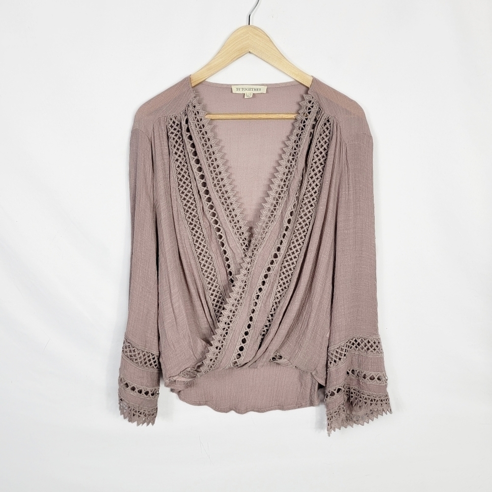 Womens Small V-Cut blouse